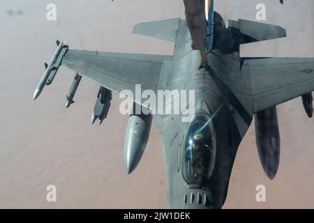 Eine F-16 Kampffalke, die der Expeditionary Fighter Squadron 79. zugewiesen wurde, erhält Lufttankungsunterstützung von einem KC-10 Extender, der der Expeditionary Air Fuel Squadron 908. über den Zuständigkeitsbereich des US Central Command zugewiesen wurde, 31. August 2022. Die Mission der 9. Air Force (Air Forces Central) besteht darin, eine integrierte Kampagne mit regionalen und Koalitionsnationen durchzuführen, um regionale Aggressoren und globale Konkurrenten abzuschrecken und, falls nötig, zu besiegen. (USA Foto der Luftwaffe von Staff Sgt. Shannon Bowman) Stockfoto