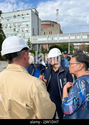 Saporischschschja, Saporischschschja, Ukraine. 2. September 2022. Handout-Foto vom 1. September 2022 zeigt, dass die IAEO-Unterstützungsmission nach Zaporizhzhya (ISAMZ) im Kernkraftwerk Zaporizhzhya in der Ukraine eintrifft, das aus Mitarbeitern der IAEO für nukleare Sicherheit, Sicherheit und Schutzmaßnahmen besteht. (Bild: © IAEA/ZUMA Press Wire) Bild: ZUMA Press, Inc./Alamy Live News Stockfoto