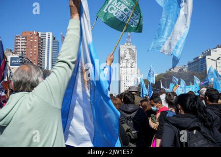 Buenos Aires, Argentinien. 02. September 2022. 2. September 2022, Ciudad de Buenos Aires, Ciudad de Buenos Aires, Argentinien: INT. WELTWEITE NACHRICHTEN. 2022 09 02, Buenos Aires City, Argentinien.- Tausende Demonstranten manifestieren sich am 2. September 2022 auf der Plaza de Mayo in der Stadt Buenos Aires, Arg, gegen politische Gewalt und zur Verteidigung demokratischer Institutionen nach dem gestrigen 1. September 2022, Ein Mann versuchte, die Vizepräsidentin und ehemalige Präsidentin Cristina FernÃ¡ndez de Kirchner zu ernennen, als sie in ihrem Haus in Buenos Aires ankam. (Bild: © Julieta Ferrario/ZUMA Press Wire) Bild: ZUMA Press Stockfoto