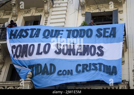 Buenos Aires, Argentinien. 02. September 2022. 2. September 2022, Ciudad de Buenos Aires, Ciudad de Buenos Aires, Argentinien: INT. WELTWEITE NACHRICHTEN. 2022 09 02, Buenos Aires City, Argentinien.- Tausende Demonstranten manifestieren sich am 2. September 2022 auf der Plaza de Mayo in der Stadt Buenos Aires, Arg, gegen politische Gewalt und zur Verteidigung demokratischer Institutionen nach dem gestrigen 1. September 2022, Ein Mann versuchte, die Vizepräsidentin und ehemalige Präsidentin Cristina FernÃ¡ndez de Kirchner zu ernennen, als sie in ihrem Haus in Buenos Aires ankam. (Bild: © Julieta Ferrario/ZUMA Press Wire) Bild: ZUMA Press Stockfoto