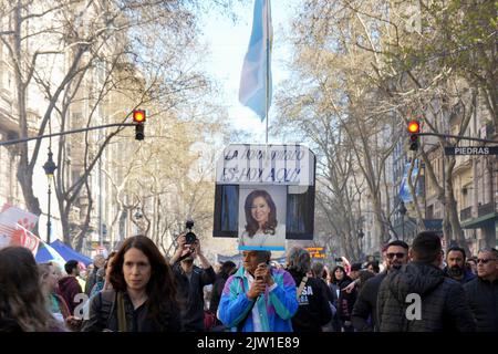 Buenos Aires, Argentinien. 02. September 2022. 2. September 2022, Ciudad de Buenos Aires, Ciudad de Buenos Aires, Argentinien: INT. WELTWEITE NACHRICHTEN. 2022 09 02, Buenos Aires City, Argentinien.- Tausende Demonstranten manifestieren sich am 2. September 2022 auf der Plaza de Mayo in der Stadt Buenos Aires, Arg, gegen politische Gewalt und zur Verteidigung demokratischer Institutionen nach dem gestrigen 1. September 2022, Ein Mann versuchte, die Vizepräsidentin und ehemalige Präsidentin Cristina FernÃ¡ndez de Kirchner zu ernennen, als sie in ihrem Haus in Buenos Aires ankam. (Bild: © Julieta Ferrario/ZUMA Press Wire) Bild: ZUMA Press Stockfoto