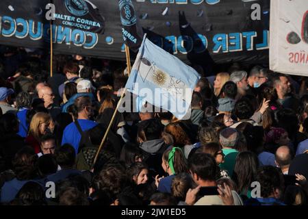 Buenos Aires, Argentinien. 02. September 2022. 2. September 2022, Ciudad de Buenos Aires, Ciudad de Buenos Aires, Argentinien: INT. WELTWEITE NACHRICHTEN. 2022 09 02, Buenos Aires City, Argentinien.- Tausende Demonstranten manifestieren sich am 2. September 2022 auf der Plaza de Mayo in der Stadt Buenos Aires, Arg, gegen politische Gewalt und zur Verteidigung demokratischer Institutionen nach dem gestrigen 1. September 2022, Ein Mann versuchte, die Vizepräsidentin und ehemalige Präsidentin Cristina FernÃ¡ndez de Kirchner zu ernennen, als sie in ihrem Haus in Buenos Aires ankam. (Bild: © Julieta Ferrario/ZUMA Press Wire) Bild: ZUMA Press Stockfoto