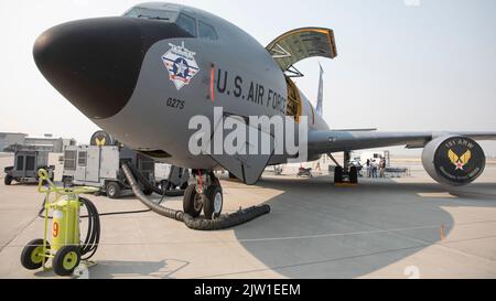 A UTANG KC-135, modifiziert mit Echtzeitinformationen im Cockpit und Gateway-Technologien, verließ Salt Lake City Anfang Juni mit dem Ziel, Aspekte der FÄHIGKEITEN VON ABMS im US-Indo-Pazifik-Kommando während der Übung Valiant Shield 2022 zu demonstrieren. Stockfoto