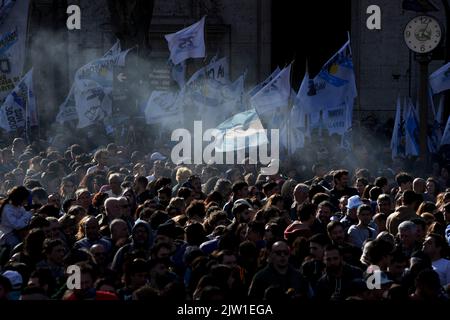 Buenos Aires, Argentinien. 02. September 2022. 2. September 2022, Ciudad de Buenos Aires, Ciudad de Buenos Aires, Argentinien: INT. WELTWEITE NACHRICHTEN. 2022 09 02, Buenos Aires City, Argentinien.- Tausende Demonstranten manifestieren sich am 2. September 2022 auf der Plaza de Mayo in der Stadt Buenos Aires, Arg, gegen politische Gewalt und zur Verteidigung demokratischer Institutionen nach dem gestrigen 1. September 2022, Ein Mann versuchte, die Vizepräsidentin und ehemalige Präsidentin Cristina FernÃ¡ndez de Kirchner zu ernennen, als sie in ihrem Haus in Buenos Aires ankam. (Bild: © Julieta Ferrario/ZUMA Press Wire) Bild: ZUMA Press Stockfoto