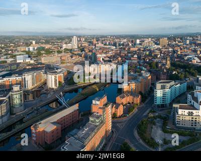 Skyline von Leeds bei einem Sommersonnenaufgang Stockfoto