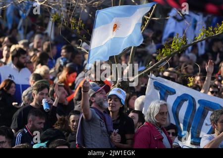 Buenos Aires, Argentinien. 02. September 2022. 2. September 2022, Ciudad de Buenos Aires, Ciudad de Buenos Aires, Argentinien: INT. WELTWEITE NACHRICHTEN. 2022 09 02, Buenos Aires City, Argentinien.- Tausende Demonstranten manifestieren sich am 2. September 2022 auf der Plaza de Mayo in der Stadt Buenos Aires, Arg, gegen politische Gewalt und zur Verteidigung demokratischer Institutionen nach dem gestrigen 1. September 2022, Ein Mann versuchte, die Vizepräsidentin und ehemalige Präsidentin Cristina FernÃ¡ndez de Kirchner zu ernennen, als sie in ihrem Haus in Buenos Aires ankam. (Bild: © Julieta Ferrario/ZUMA Press Wire) Bild: ZUMA Press Stockfoto