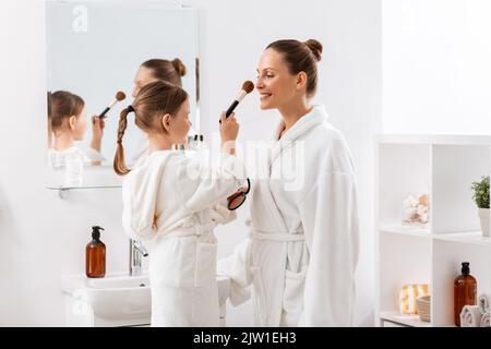 Mutter und Tochter, die Make-up im Badezimmer Stockfoto