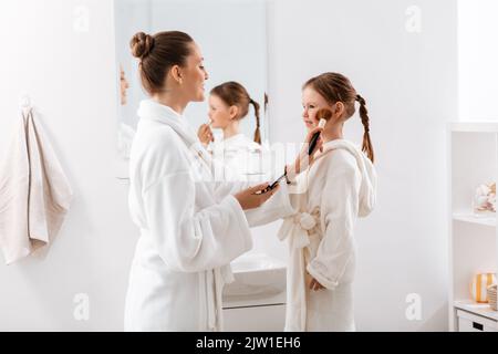 Mutter und Tochter, die Make-up im Badezimmer Stockfoto