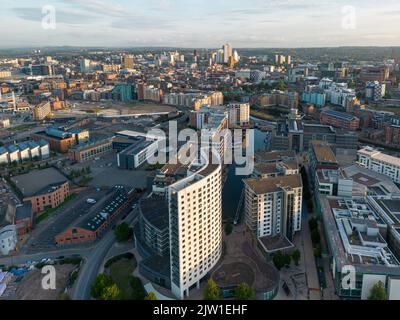 Skyline von Leeds bei einem Sommersonnenaufgang Stockfoto