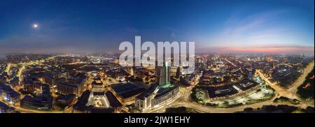 Skyline von Leeds bei einem Sommersonnenaufgang Stockfoto