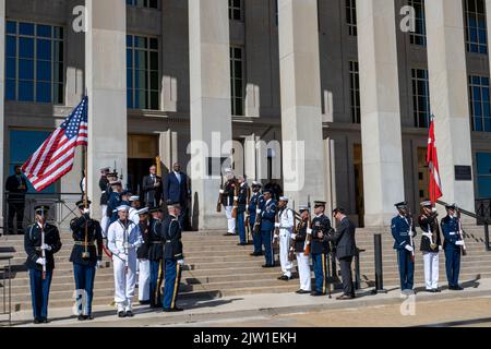 Verteidigungsminister Lloyd J. Austin III empfängt den dänischen Verteidigungsminister Morten Bogskov zu einem bilateralen Austauschtreffen im Pentagon, Washington, D.C., am 1. September 2022. (DoD-Foto von U.S. Air Force Tech. Sgt. Jack Sanders) Stockfoto