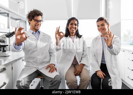 Internationale Gruppe von Wissenschaftlern im Labor Stockfoto