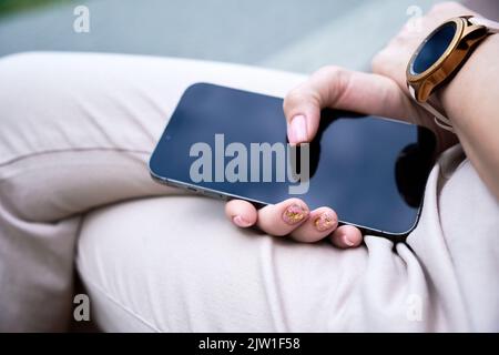 Smartphone in den Händen der Frauen, Nahaufnahme. Stockfoto