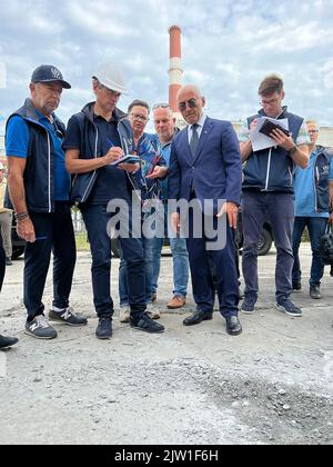 Saporischschschja, Saporischschschja, Ukraine. 2. September 2022. Die IAEO-Unterstützungsmission nach Zaporizhzhya (ISAMZ) trifft auf das Kernkraftwerk Zaporizhzhya in der Ukraine ein, das aus Mitarbeitern der IAEO für nukleare Sicherheit, Sicherheit und Schutz besteht und auf einem Handout-Foto vom 1. September 2022 datiert ist. (Bild: © IAEA/ZUMA Press Wire) Bild: ZUMA Press, Inc./Alamy Live News Stockfoto