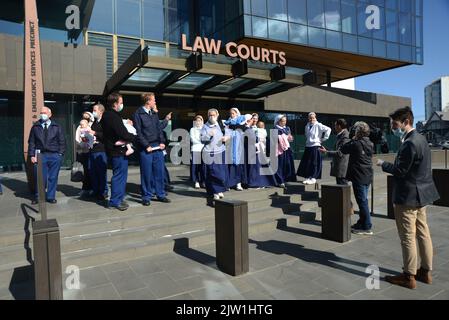 CHRISTCHURCH, NEUSEELAND, 29. AUGUST 2022: Mitglieder der Christlichen Gemeinde Gloriavale sprechen vor dem Gebäude des Justizviertels in Christchurch mit der Presse, wo eine Anhörung über den Beschäftigungsstatus von Frauen in der Gemeinde im Gange war. Stockfoto