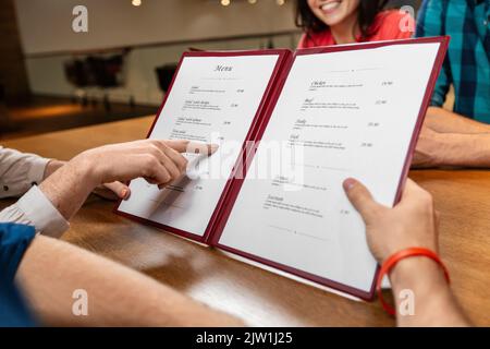 Nahaufnahme eines Paares mit Menü im restaurant Stockfoto