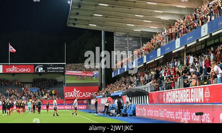 Heverlee, Belgien. 02. September 2022. Belgische Fans und Unterstützer, die nach dem Spiel zwischen der belgischen Nationalmannschaft der Frauen, den Roten Flammen und Norwegen, in Heverlee, Belgien, am Freitag, 02. September 2022, im Spiel 9 (von zehn) in der Gruppe F der Qualifikationsgruppe für die Weltmeisterschaft der Frauen 2023 abgebildet wurden. BELGA FOTO DAVID CATRY Kredit: Belga Nachrichtenagentur/Alamy Live News Stockfoto