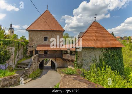 Alte Burg und Stadt Ozalj auf einer Klippe über dem Kupa Stockfoto