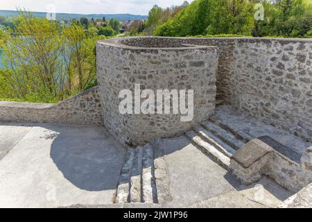 Alte Burg und Stadt Ozalj auf einer Klippe über dem Kupa Stockfoto