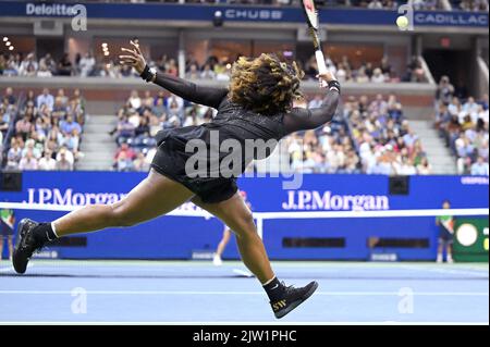 New York, USA. 02. September 2022. Serena Williams aus den Vereinigten Staaten spielt während der dritten Runde der U.S. Open Tennis Championships im Arthur Ashe Stadion im USTA Billie Jean King National Tennis Center in Flushing Meadows Corona Park New York, 2. September 2022 gegen Ajla Tomljanovic aus Australien. (Foto von Anthony Behar/Sipa USA) Quelle: SIPA USA/Alamy Live News Stockfoto