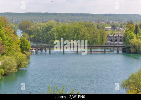 Das alte Wasserkraftwerk am Fluss Kupa Stockfoto