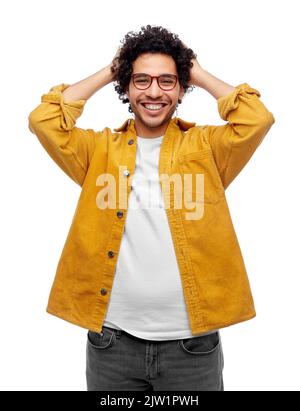 Glücklicher lächelnder Mann in einer Brille, der sich am Kopf hält Stockfoto