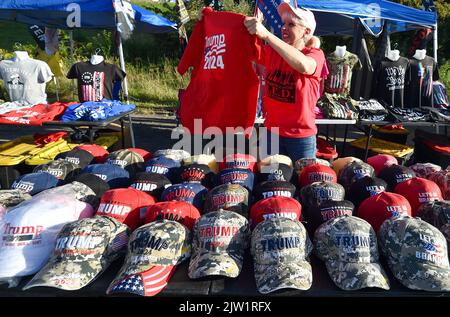 Wilkes Barre Township, USA. 02. September 2022. Eine Frau hebt ein Trumpfhemd auf vorbeifahrende Autos, wenn sie ihr Horn piepsen. Am Tag, bevor Präsident Trump bei einer Kundgebung in Wilkes-Barre sprechen soll, haben Händler aus dem ganzen Land entlang der Straße Geschäfte eingerichtet, um Waren zu verkaufen. Andere haben in der Arena gezeltet, um „First Row Joe's“ zu sein, um Karten für die Rallye zu bekommen, sobald sie können. Kredit: SOPA Images Limited/Alamy Live Nachrichten Stockfoto