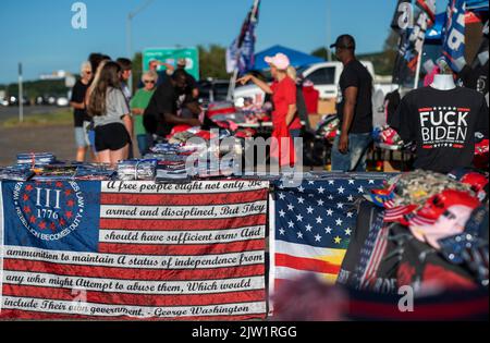 Wilkes Barre Township, USA. 02. September 2022. Eine Reihe von Menschen verkaufen Trump Mercandise am Straßenrand. Am Tag, bevor Präsident Trump bei einer Kundgebung in Wilkes-Barre sprechen soll, haben Händler aus dem ganzen Land entlang der Straße Geschäfte eingerichtet, um Waren zu verkaufen. Andere haben in der Arena gezeltet, um „First Row Joe's“ zu sein, um Karten für die Rallye zu bekommen, sobald sie können. Kredit: SOPA Images Limited/Alamy Live Nachrichten Stockfoto