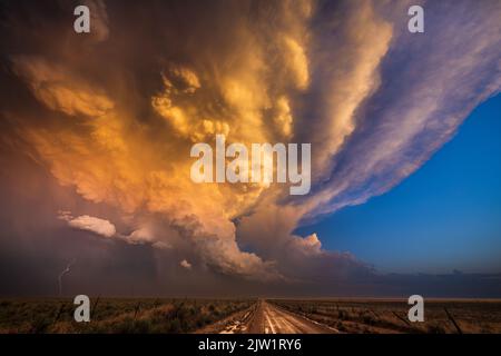 Supercell Sturmwolke bei Sonnenuntergang in der Nähe von Hasty, Colorado Stockfoto