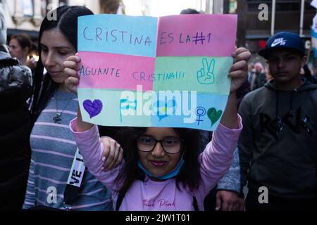 Buenos Aires, Argentinien. 02. September 2022. Anhänger der argentinischen Vizepräsidentin Cristina Fernandez versammeln sich am Tag, nachdem eine Person vor ihrem Haus in Buenos Aires, Argentinien, eine Waffe auf sie gerichtet hatte, am Freitag, den 2. September 2022 auf dem Platz Plaza de Mayo. Kredit: Gabriel Sotelo/FotoArena/Alamy Live Nachrichten Stockfoto