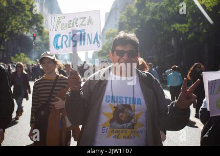 Buenos Aires, Argentinien. 02. September 2022. Anhänger der argentinischen Vizepräsidentin Cristina Fernandez versammeln sich am Tag, nachdem eine Person vor ihrem Haus in Buenos Aires, Argentinien, eine Waffe auf sie gerichtet hatte, am Freitag, den 2. September 2022 auf dem Platz Plaza de Mayo. Kredit: Gabriel Sotelo/FotoArena/Alamy Live Nachrichten Stockfoto