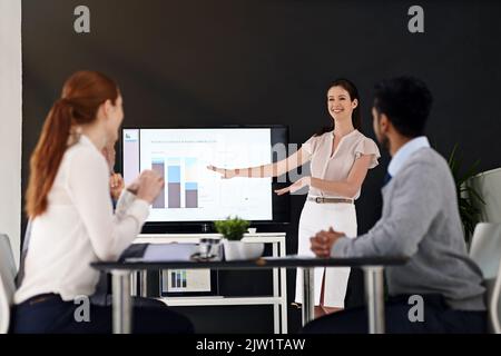 Planung für die morgige Erfolge, heute. Eine junge Geschäftsfrau, die eine Präsentation in einem Sitzungssaal. Stockfoto