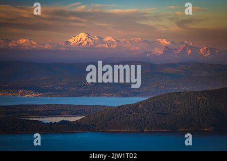 Der Mount Baker und die Cascade liegen auf der anderen Seite der Straße von Rosario, am Mount Constitution von Orcas Island Stockfoto