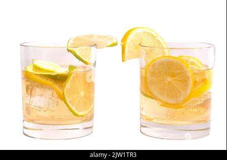 Alkoholisches Getränk mit Zitronenscheiben auf weißem Hintergrund zur Isolierung Stockfoto