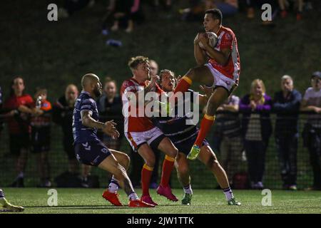 Sheffield, Großbritannien. 02. September 2022. ***Aaron Jones Bishop of Sheffield fängt beim Betfred Championship Match zwischen Sheffield Eagles und Featherstone Rovers am 2. September 2022 im Olympic Legacy Park Stadium einen hohen Ball ein. Foto von Simon Hall. Nur zur redaktionellen Verwendung, Lizenz für kommerzielle Nutzung erforderlich. Keine Verwendung bei Wetten, Spielen oder Veröffentlichungen einzelner Clubs/Vereine/Spieler. Kredit: UK Sports Pics Ltd/Alamy Live Nachrichten Stockfoto