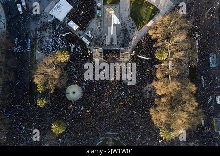 Buenos Aires, Argentinien. 02. September 2022. (ANMERKUNG DER REDAKTION: Bild aufgenommen mit Drohne)Eine Menge Demonstranten marschieren zur Unterstützung von Vizepräsidentin Cristina Fernandez in Buenos Aires zusammen. Als Reaktion auf einen Attentat auf die argentinische Vizepräsidentin Cristina Fernandez de Kirchner gestern gehen Demonstranten auf die Straßen der Plaza de Mayo, nachdem sie Unterstützer vor ihrem Haus begrüßt haben. Kredit: SOPA Images Limited/Alamy Live Nachrichten Stockfoto