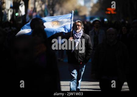 Buenos Aires, Argentinien. 02. September 2022. Ein Demonstrator läuft mit der argentinischen Flagge während einer Demonstration zur Unterstützung von Vizepräsidentin Cristina Fernandez in Buenos Aires. Als Reaktion auf einen Attentat auf die argentinische Vizepräsidentin Cristina Fernandez de Kirchner gestern gehen Demonstranten auf die Straßen der Plaza de Mayo, nachdem sie Unterstützer vor ihrem Haus begrüßt haben. Kredit: SOPA Images Limited/Alamy Live Nachrichten Stockfoto