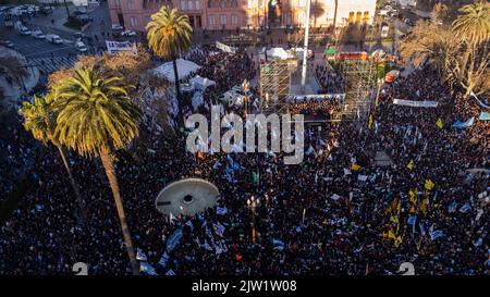 Buenos Aires, Argentinien. 02. September 2022. (ANMERKUNG DER REDAKTION: Bild aufgenommen mit Drohne)Eine Menge Demonstranten marschieren zur Unterstützung von Vizepräsidentin Cristina Fernandez in Buenos Aires zusammen. Als Reaktion auf einen Attentat auf die argentinische Vizepräsidentin Cristina Fernandez de Kirchner gestern gehen Demonstranten auf die Straßen der Plaza de Mayo, nachdem sie Unterstützer vor ihrem Haus begrüßt haben. Kredit: SOPA Images Limited/Alamy Live Nachrichten Stockfoto