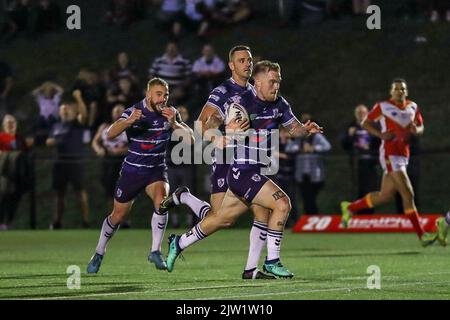 Sheffield, Großbritannien. 02. September 2022. ***Morgan Smith von Featherstone fährt am 2. September 2022 im Olympic Legacy Park für einen Versuch während des Wettkampfs der Betfred Championship zwischen Sheffield Eagles und Featherstone Rovers mit. Foto von Simon Hall. Nur zur redaktionellen Verwendung, Lizenz für kommerzielle Nutzung erforderlich. Keine Verwendung bei Wetten, Spielen oder Veröffentlichungen einzelner Clubs/Vereine/Spieler. Kredit: UK Sports Pics Ltd/Alamy Live Nachrichten Stockfoto