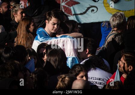 Buenos Aires, Argentinien. 02. September 2022. Ein junges Paar umarmt sich während einer Demonstration zur Unterstützung von Vizepräsidentin Cristina Fernandez in Buenos Aires. Als Reaktion auf einen Attentat auf die argentinische Vizepräsidentin Cristina Fernandez de Kirchner gestern gehen Demonstranten auf die Straßen der Plaza de Mayo, nachdem sie Unterstützer vor ihrem Haus begrüßt haben. (Foto: Manuel Cortina/SOPA Images/Sipa USA) Quelle: SIPA USA/Alamy Live News Stockfoto