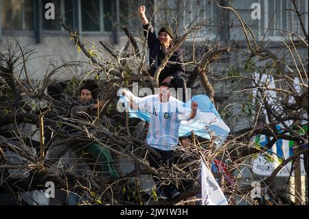 Buenos Aires, Argentinien. 02. September 2022. Demonstranten singen die argentinische Hymne während einer Demonstration zur Unterstützung von Vizepräsidentin Cristina Fernandez in Buenos Aires. Als Reaktion auf einen Attentat auf die argentinische Vizepräsidentin Cristina Fernandez de Kirchner gestern gehen Demonstranten auf die Straßen der Plaza de Mayo, nachdem sie Unterstützer vor ihrem Haus begrüßt haben. (Foto: Manuel Cortina/SOPA Images/Sipa USA) Quelle: SIPA USA/Alamy Live News Stockfoto