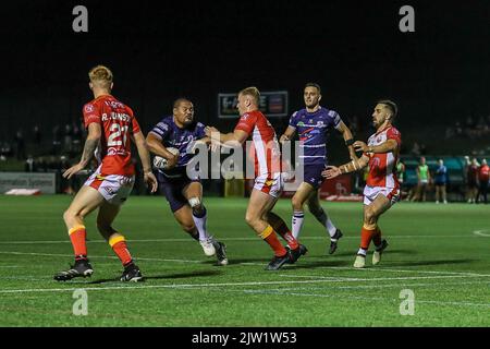 Sheffield, Großbritannien. 02. September 2022. *** Joseph Leiluai von Feathertone durchbricht die Verteidigung von Sheffield während des Wettkampfs der Betfred Championship zwischen Sheffield Eagles und Featherstone Rovers am 2. September 2022 im Olympic Legacy Park Foto von Simon Hall. Nur zur redaktionellen Verwendung, Lizenz für kommerzielle Nutzung erforderlich. Keine Verwendung bei Wetten, Spielen oder Veröffentlichungen einzelner Clubs/Vereine/Spieler. Kredit: UK Sports Pics Ltd/Alamy Live Nachrichten Stockfoto