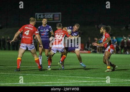 Sheffield, Großbritannien. 02. September 2022. *** Josh Hardcastle von Featherstone wird am 2. September 2022 während des Wettkampfs der Betfred Championship zwischen Sheffield Eagles und Featherstone Rovers gegen Bytom Holmes von Sheffield angegangen.im Olympic Legacy Park Foto von Simon Hall. Nur zur redaktionellen Verwendung, Lizenz für kommerzielle Nutzung erforderlich. Keine Verwendung bei Wetten, Spielen oder Veröffentlichungen einzelner Clubs/Vereine/Spieler. Kredit: UK Sports Pics Ltd/Alamy Live Nachrichten Stockfoto