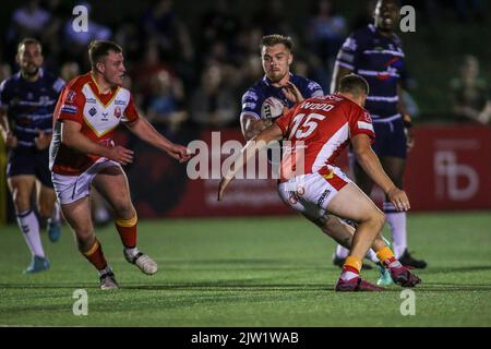Sheffield, Großbritannien. 02. September 2022. *** Morgan Smith von Featherstone durchbricht die Verteidigung von Sheffield während des Wettlaufs der Betfred Championship zwischen Sheffield Eagles und Featherstone Rovers am 2. September 2022. Im olympic Legacy Park Foto von Simon Hall. Nur zur redaktionellen Verwendung, Lizenz für kommerzielle Nutzung erforderlich. Keine Verwendung bei Wetten, Spielen oder Veröffentlichungen einzelner Clubs/Vereine/Spieler. Kredit: UK Sports Pics Ltd/Alamy Live Nachrichten Stockfoto