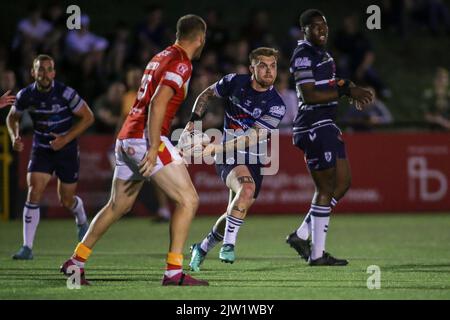 Sheffield, Großbritannien. 02. September 2022. *** Morgan Smith von Featherstone will am 2. September 2022 im Olympic Legacy Park beim Wettspiel der Betfred Championship zwischen Sheffield Eagles und Featherstone Rovers einen Pass machen Foto von Simon Hall. Nur zur redaktionellen Verwendung, Lizenz für kommerzielle Nutzung erforderlich. Keine Verwendung bei Wetten, Spielen oder Veröffentlichungen einzelner Clubs/Vereine/Spieler. Kredit: UK Sports Pics Ltd/Alamy Live Nachrichten Stockfoto