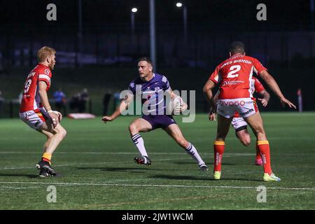 Sheffield, Großbritannien. 02. September 2022. *** Craig Hall of Featherstone Rovers sucht einen Weg durch die Verteidigung von Sheffield Eagles während des Wettlaufs der Betfred Championship zwischen Sheffield Eagles und Featherstone Rovers am 2. September 2022. Im Olympic Legacy Park Foto von Simon Hall. Nur zur redaktionellen Verwendung, Lizenz für kommerzielle Nutzung erforderlich. Keine Verwendung bei Wetten, Spielen oder Veröffentlichungen einzelner Clubs/Vereine/Spieler. Kredit: UK Sports Pics Ltd/Alamy Live Nachrichten Stockfoto
