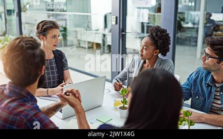 Ihre Ideen sind alles über die Stimulation des neuesten Projekts. Coworkers, die ein Treffen in einem modernen Büro haben. Stockfoto