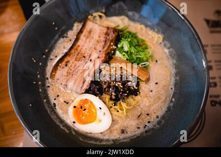 Köstliche japanische Ramen in einer Schüssel mit Ei serviert. Stockfoto