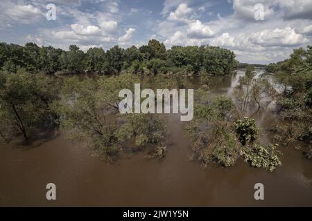 Jackson, USA. 02. September 2022. Der Peal River, der vor fast einer Woche überschwemmt wurde, ist am Freitag, den 2. September 2022, in Jackson, MS, immer noch höher als normal. Jackson erlebt seinen fünften Tag ohne zuverlässige Wasserversorgung, nachdem der Pearl River überflutet wurde und die Hauptbehandlungsanlage zum Scheitern verurteilt war. Foto von Ken Cedeno/UPI Credit: UPI/Alamy Live News Stockfoto