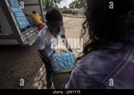 Jackson, USA. 02. September 2022. Ein Freiwilliger entlädt einen Lastwagen voller Wasserflaschen, die am Freitag, den 2. September 2022, an die Residenzen von Jackson, MS, verteilt werden. Jackson erlebt seinen fünften Tag ohne zuverlässige Wasserversorgung, nachdem die Hauptbehandlungsanlage aufgrund von Flußüberflutungen gescheitert war. Foto von Ken Cedeno/UPI Credit: UPI/Alamy Live News Stockfoto